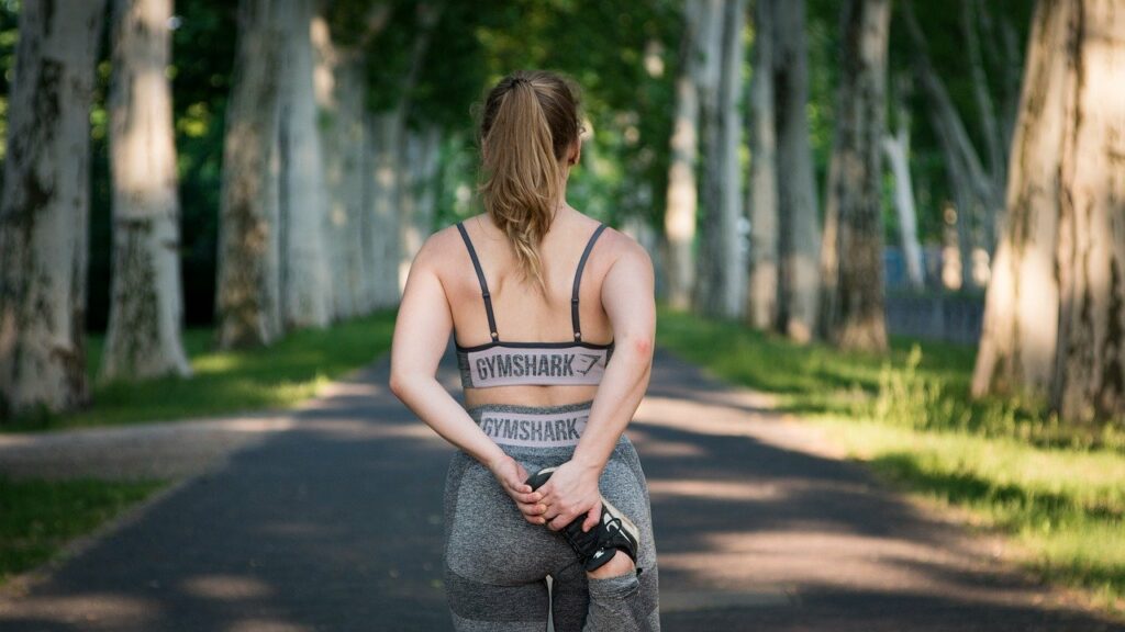 Un entraînement fractionné efficace : importance de s'échauffer avant et de s'étirer après.