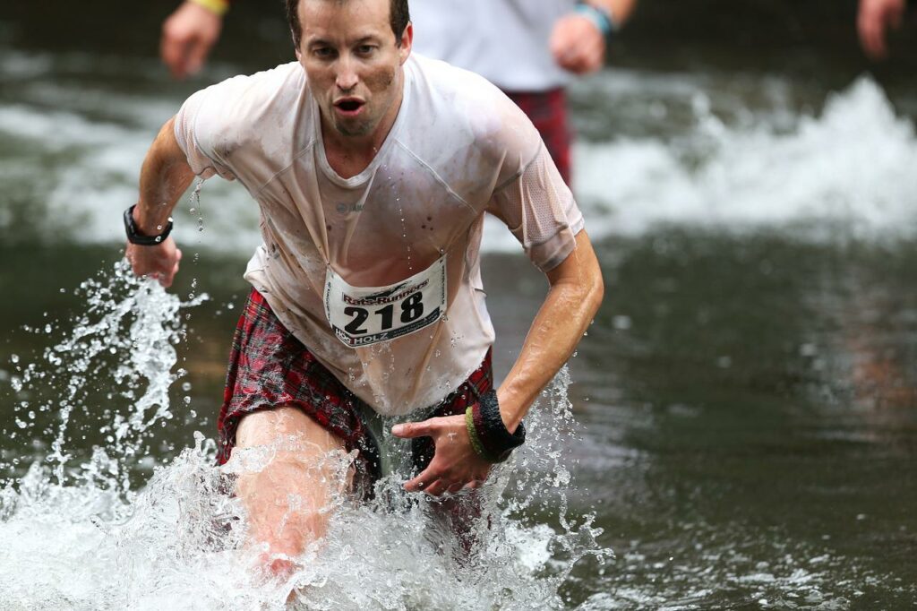 running VS trail : homme en plein parcours de trail