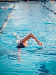 courir pour perdre du poids en pratiquant la natation